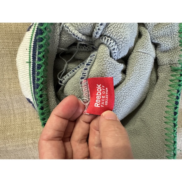 Vancouver Canucks toque Size 8-20 years youth sizing - Picture 5 of 8